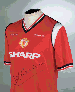 A RED MANCHESTER UNITED 1985 F.A. CUP FINAL SHORT-SLEEVED SHIRT 