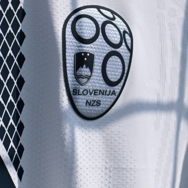 slovenia_2022_2023_home_away_kit_5.jpg