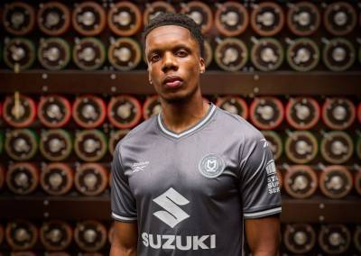 milton_keynes_dons_25_26_reebok_away_kit_e2.jpg