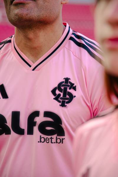 internacional_2025_adidas_pink_october_shirt_d2.jpg