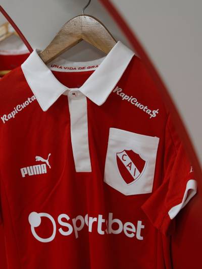 independiente_2025_puma_libertadores_tribute_shirt_b.jpg