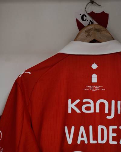 independiente_2025_puma_libertadores_tribute_shirt_c.jpg