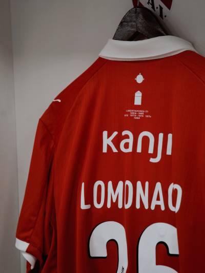independiente_2025_puma_libertadores_tribute_shirt_e.jpg