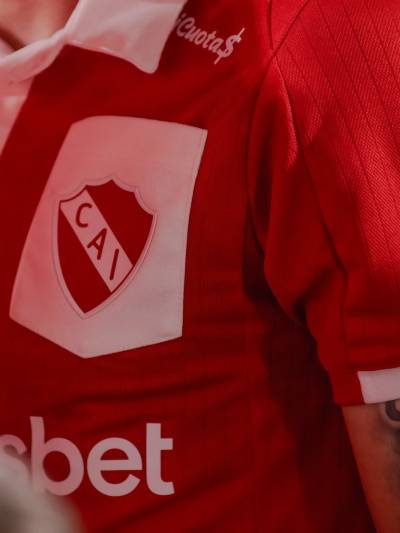 independiente_2025_puma_libertadores_tribute_shirt_f.jpg