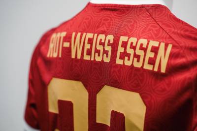 rot_weiss_essen_100_years_of_the_crest_jersey_a3.jpg