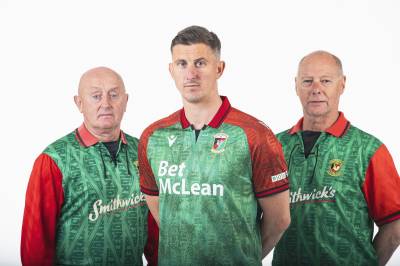 glentoran_26_27_macron_home_kit_0a.jpg
