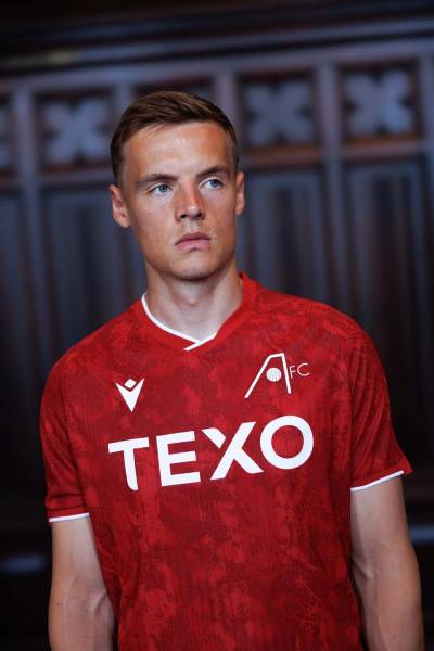 aberdeen_26_27_macron_home_kit_a.jpg