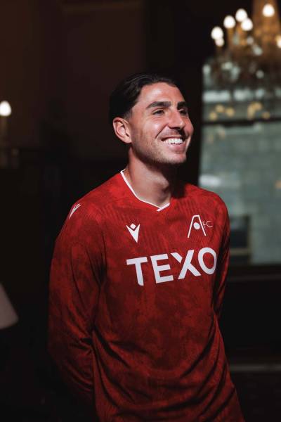 aberdeen_26_27_macron_home_kit_f.jpg