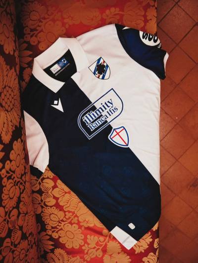sampdoria_26_27_macron_doria_kit_e.jpg