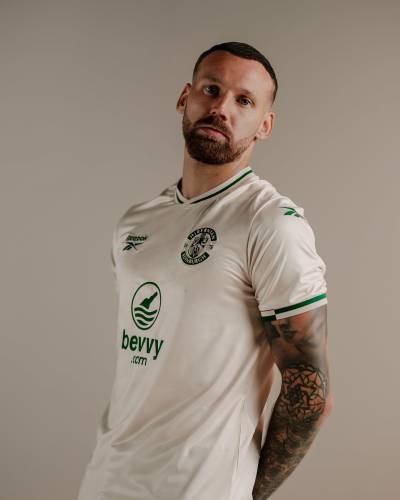 hibernian_26_27_reebok_away_kit_a.jpeg