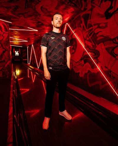 milton_keynes_dons_26_27_reebok_away_kit_b.jpeg