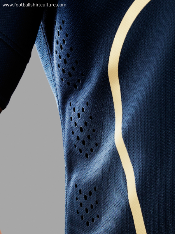unam-pumas-2014-2015-nike-away-football-shirt-kit-d