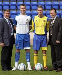Players Kevin Rutkiewicz and Willie Dyer model the new home and away kits flanked by Saints Chairman Geoff Brown and Andy Wyles of George Wimpey (East) Ltd.