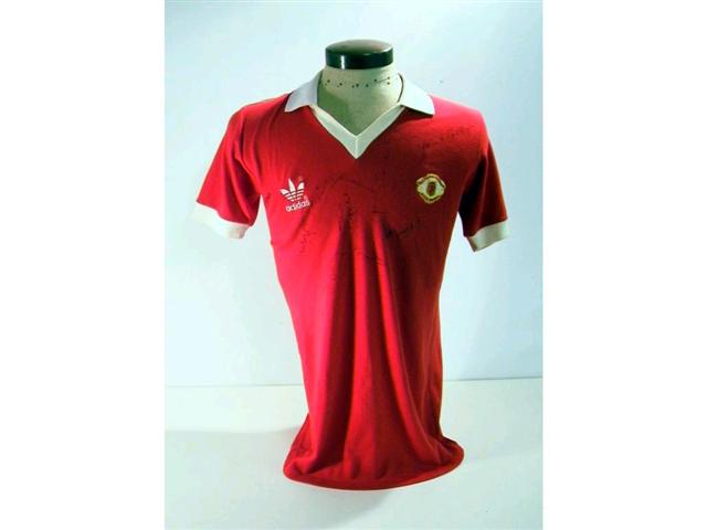 439. Players Shirt: A red with white collar & trim short sleeve Manchester United shirt with embroidered crest to front signed in ink by 11 including Robson, Coppell & Moses etc. 