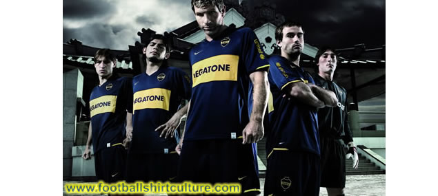 Nike also designed a limited edition shirt that commemorates the participation of Boca in Japan. The shirts are available at the Nike Shops.   