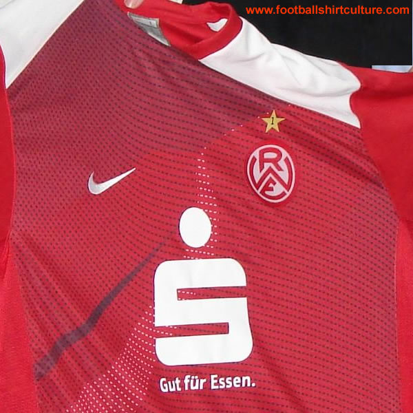 Rot-Weiss Essen unveiled their 08/09 home shirt made by Nike. rot-weiss-essen_08_09_home_kit_nike.jpg